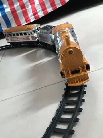 Trem de brinquedo a pilha