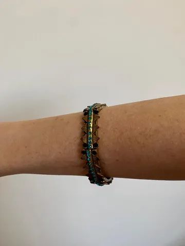 Pulseira dourada com pedras Cláudia Arbex 