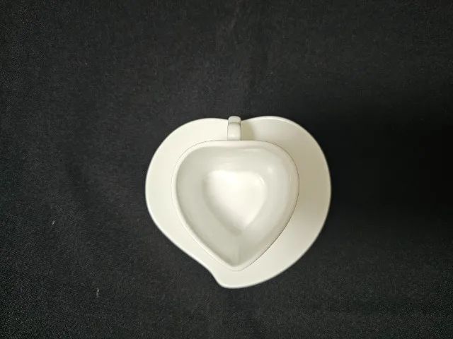 Xícara de porcelana de coleção em formato de coração