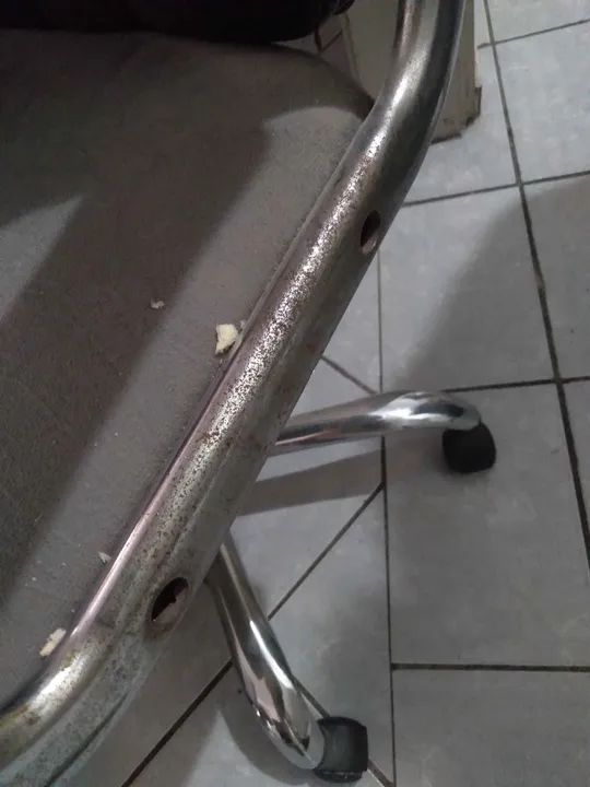 Cadeira de escritório giratória c/ rodas e braços em Aço / Tecido Preto - Foto 4