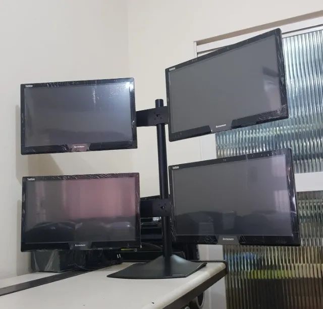 Suporte com 4 monitores iguais
