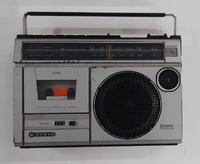 RÁDIO E TOCA FITA ANTIGO PORTÁTIL - SANYO 2WAY  AM- FM