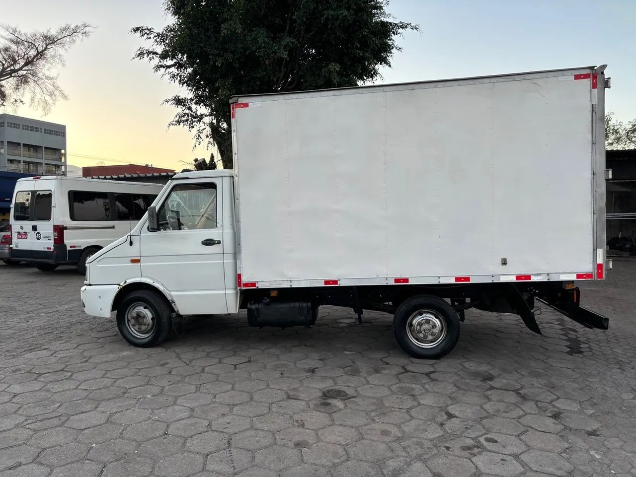 Iveco Daily 3513 ano 2005/2006 no bau rodagem simples categoria B - Foto 8