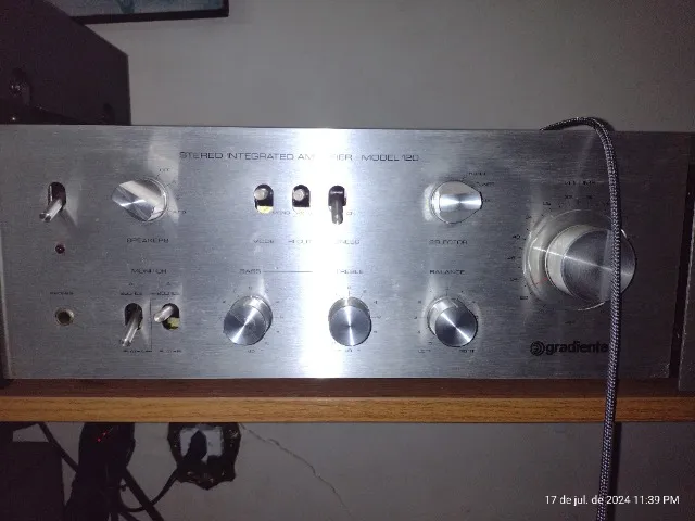 Maravilhoso amplificador Model 120- sem detalhes