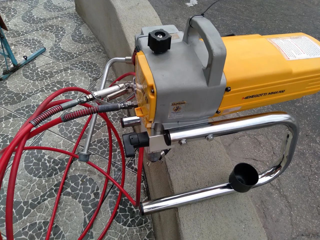 Pistola de pintura Menegotti MMA 900 - Usada