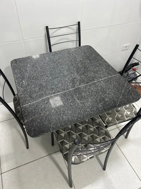 Mesa de marmore com 4 cadeiras - Foto 2