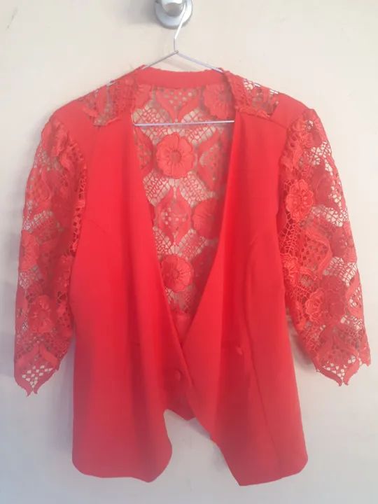 Casaco de renda vermelho semi-novo