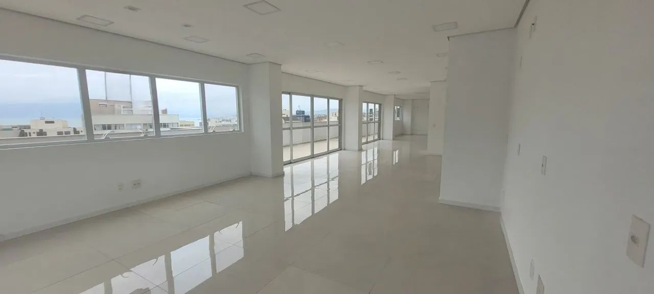 Andar/Sala comercial com vista mar e 2 vagas para locação no Centro de Florianópolis.