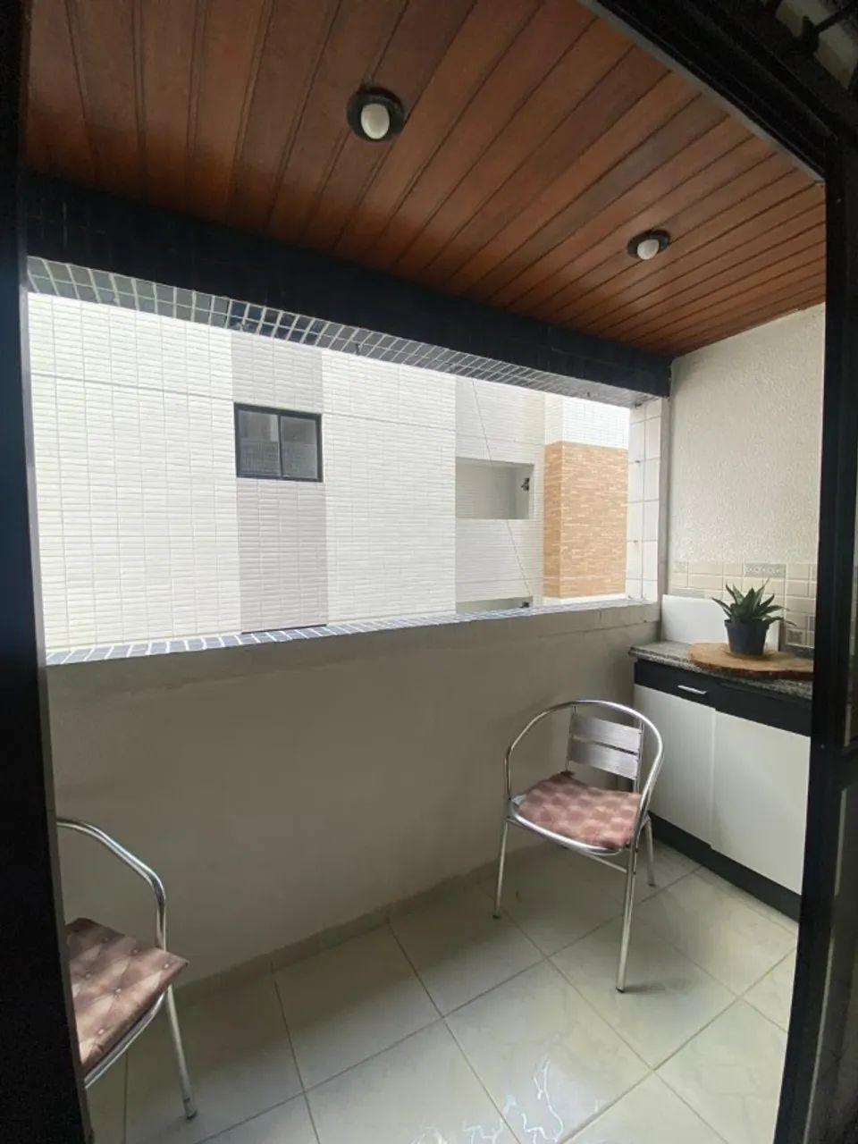 Alugo apartamento  Quartos com suíte em Intermares