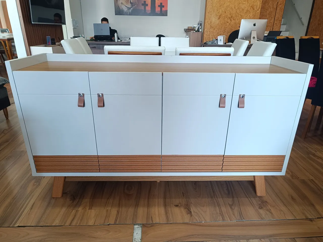 Balcão buffet 1,60?m com 4 portas, puxadores em couro, ripado e pés em madeira maciça!