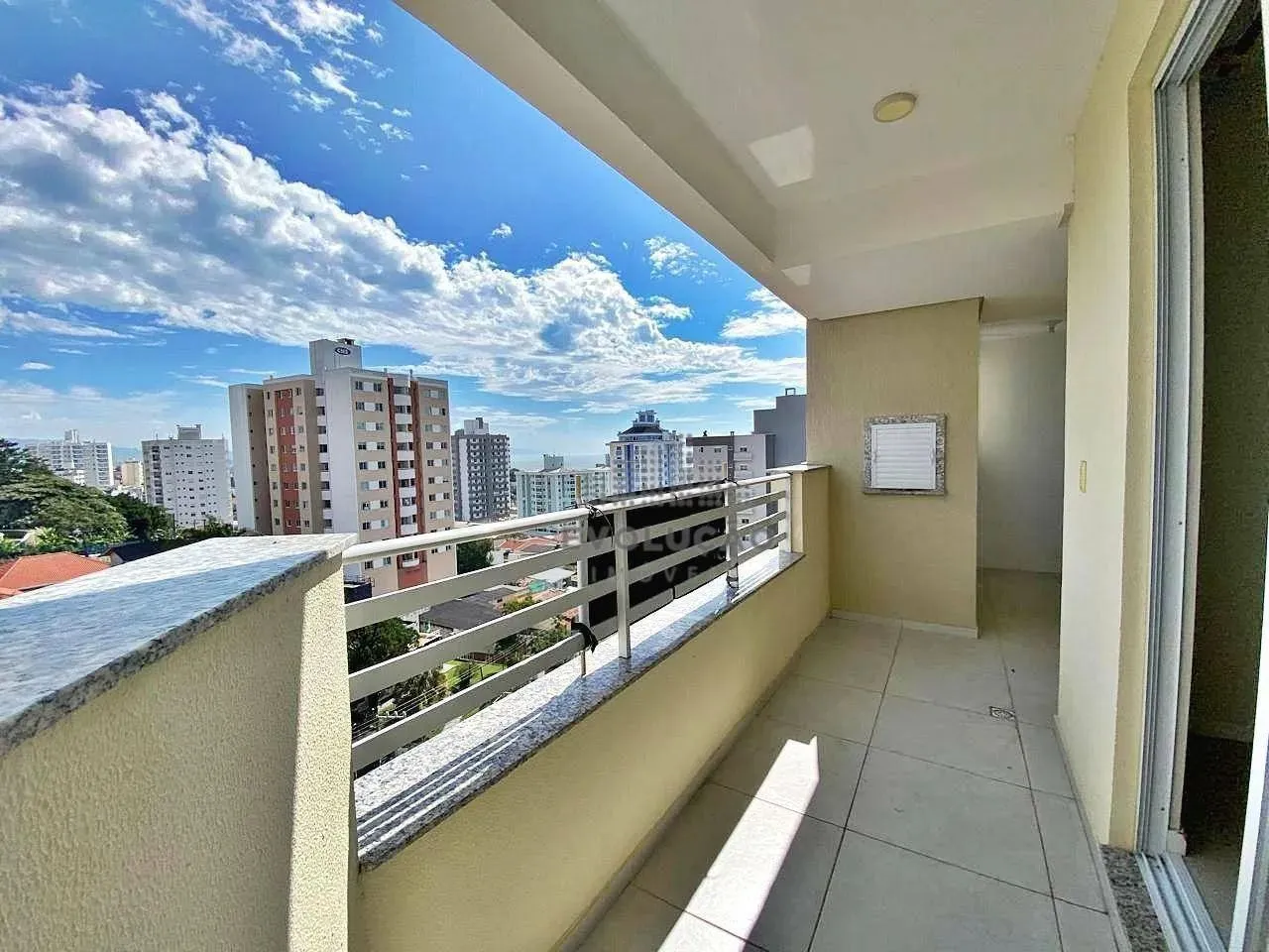 Ótimo apartamento localizado no bairro Barreiros semimobiliado