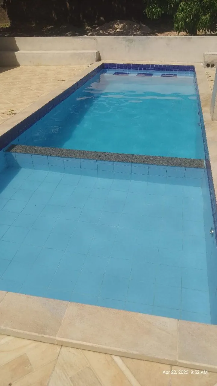 Trabalho com limpeza de piscinas