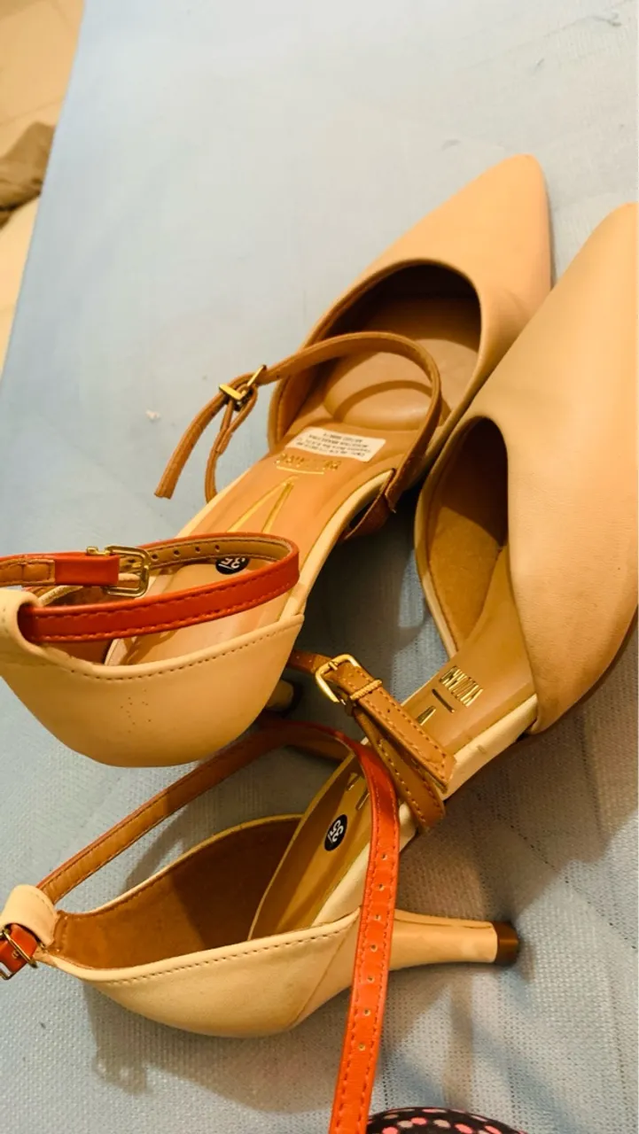 Sandália Scarpin Bege com Detalhes