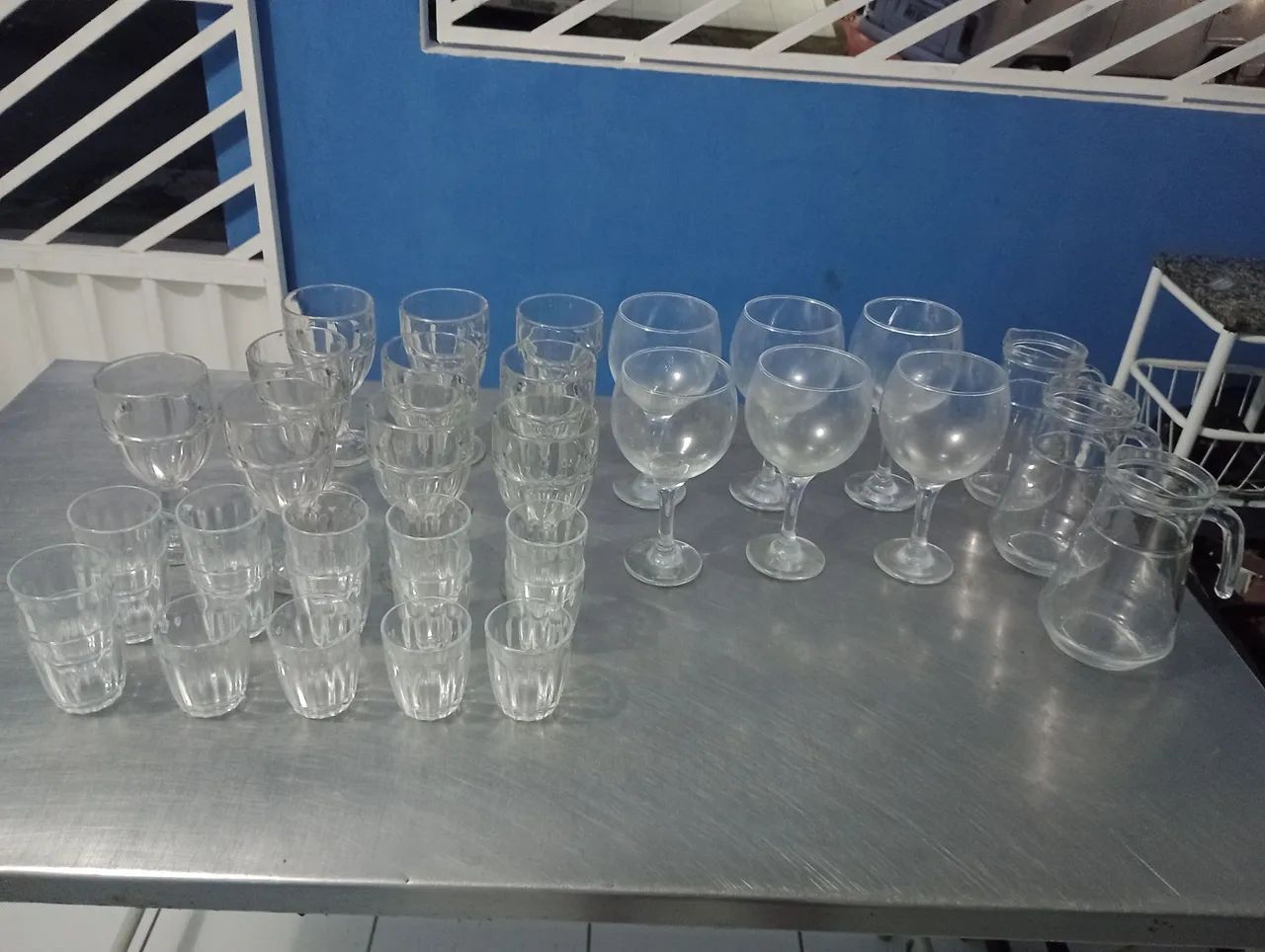 Conjunto de Taças  Copinhos de Vidro e jarras para suco seminovos - Foto 2