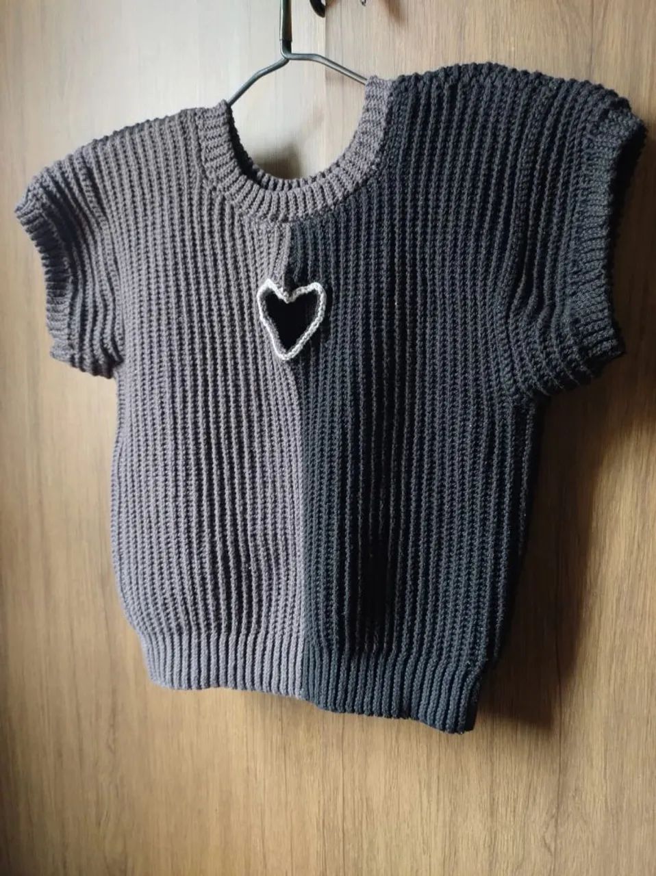 Blusa de crochê cinza e preta com detalhe de coração - Foto 3