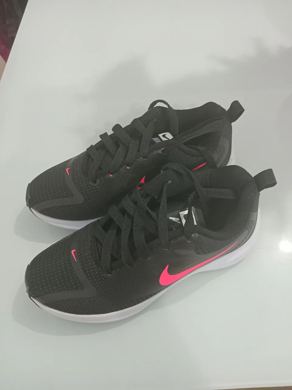 Tênis Nike Preto com Detalhes Rosa - Conforto e Estilo
