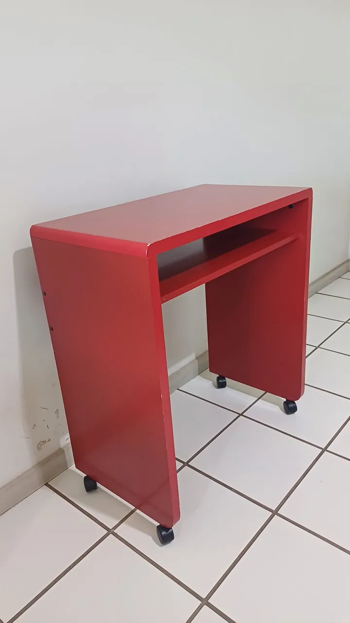 Mesa de escritório vermelha com rodinhas