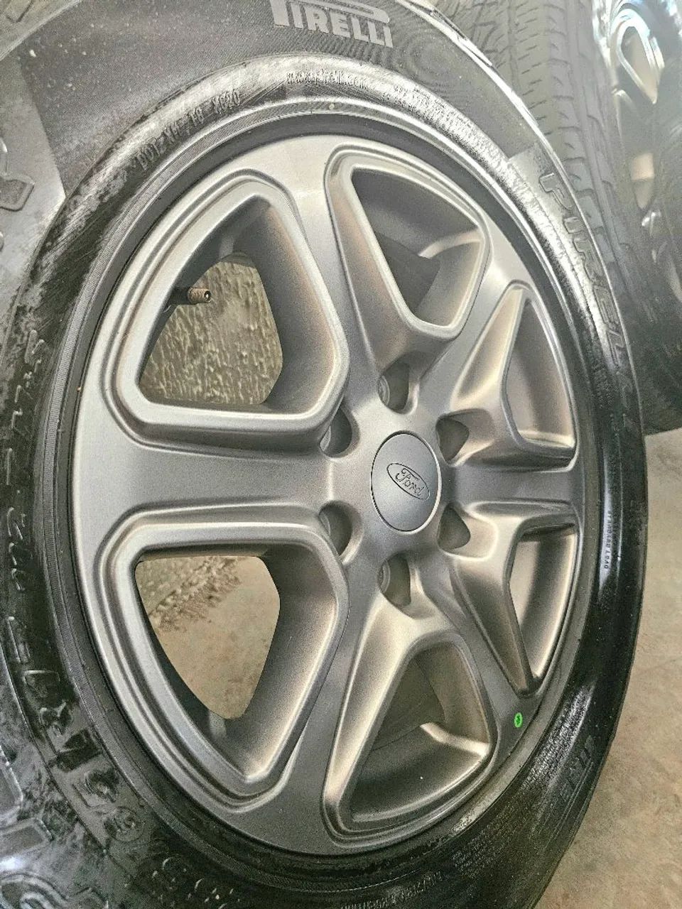 Roda de liga leve Ford com pneu Pirelli - Foto 3
