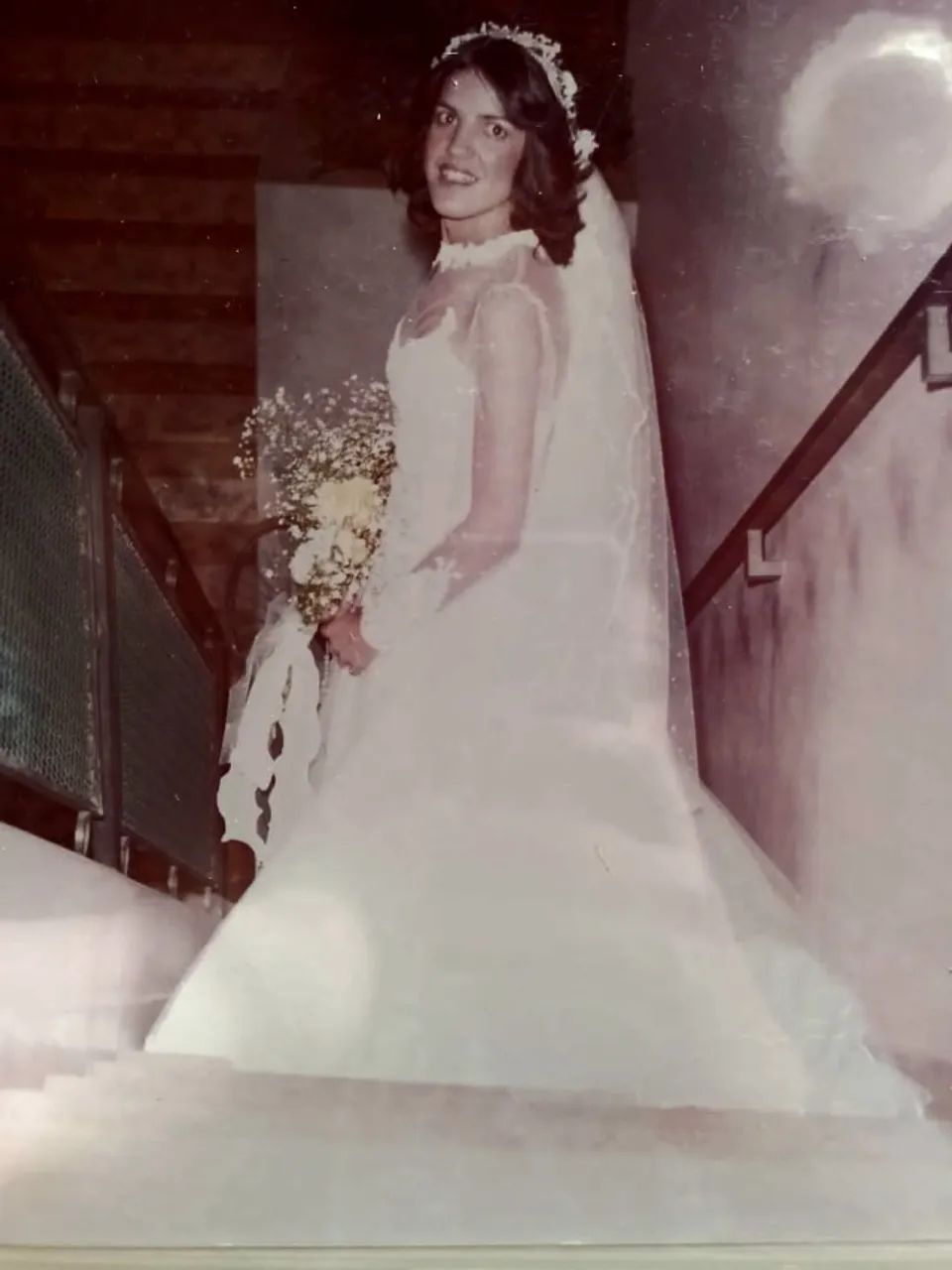 Encanto Clássico: Vestido de Noiva Vintage longo com Cauda