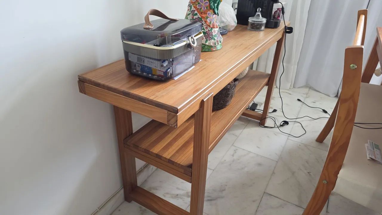 Escrivaninha de madeira com prateleira - ótima para home office!