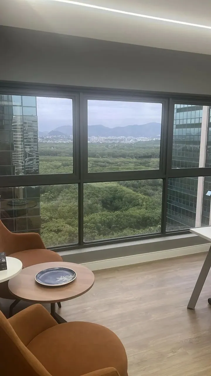 Linda sala com 54 m2 no CEO. Andar alto, vista livre, divisória para sala de reunião, 1 ba