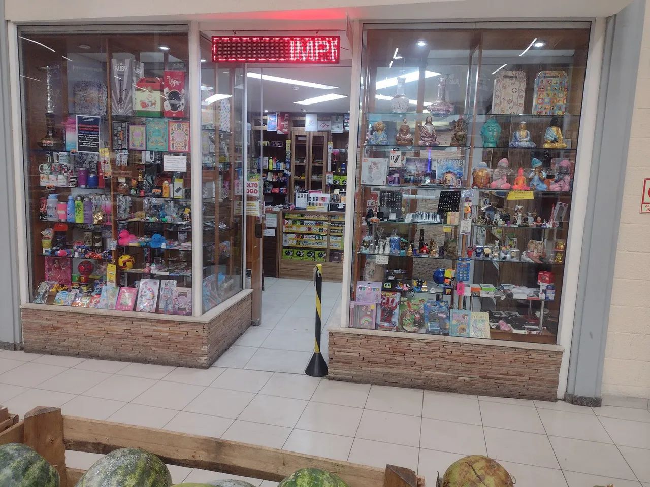 Loja Presentes e Artigos de Tabacaria - Confinada em Galeria  - Foto 3