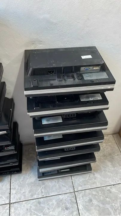 Lote de Monitores LCD 17 polegadas quadrado de 14 peças em perfeito funcionamento 