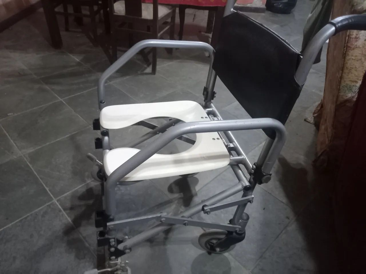 Cadeira de rodas higiênica quase nova - Foto 5