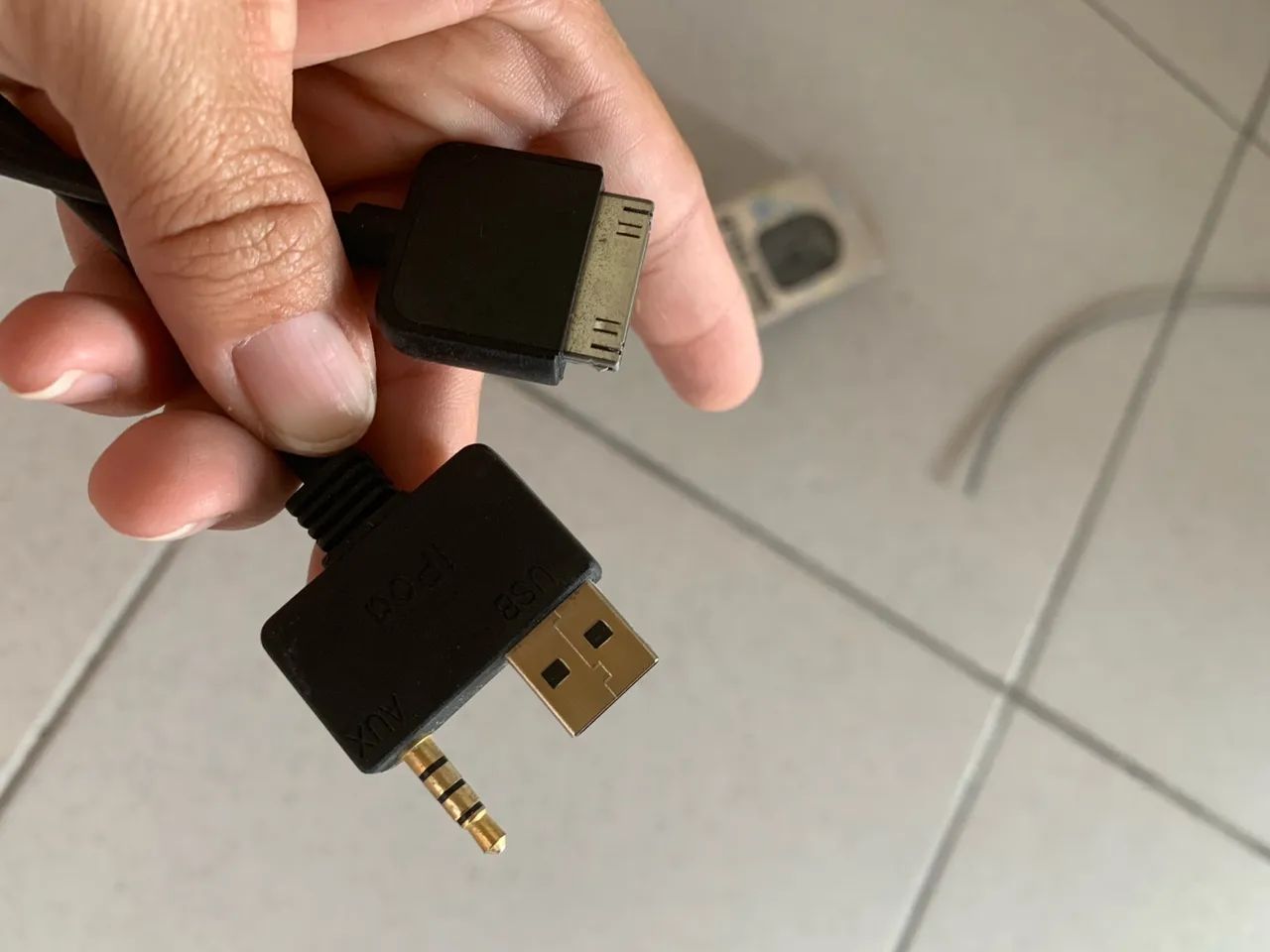 Cabo para iPod/iPhone com USB e AUX