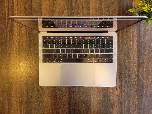Apple Macbook Pro 2018 TouchBar - Core i5 | Quad Core | 256GB SSD | 8GB LPDDR3 | 13.3" - Foto 5