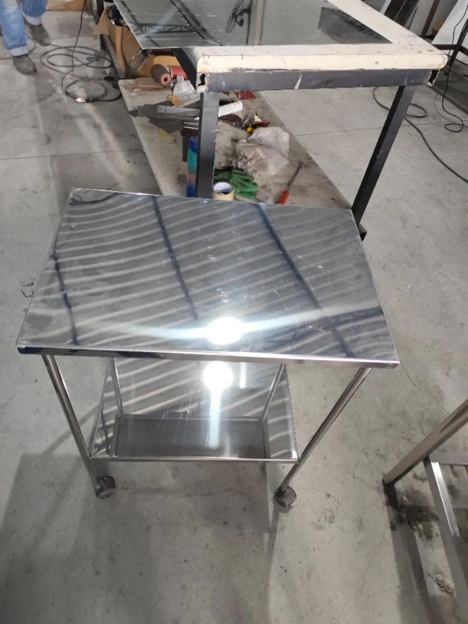 Mesa Auxiliar Móvel em Inox com Rodízios de Nylon Antirruído