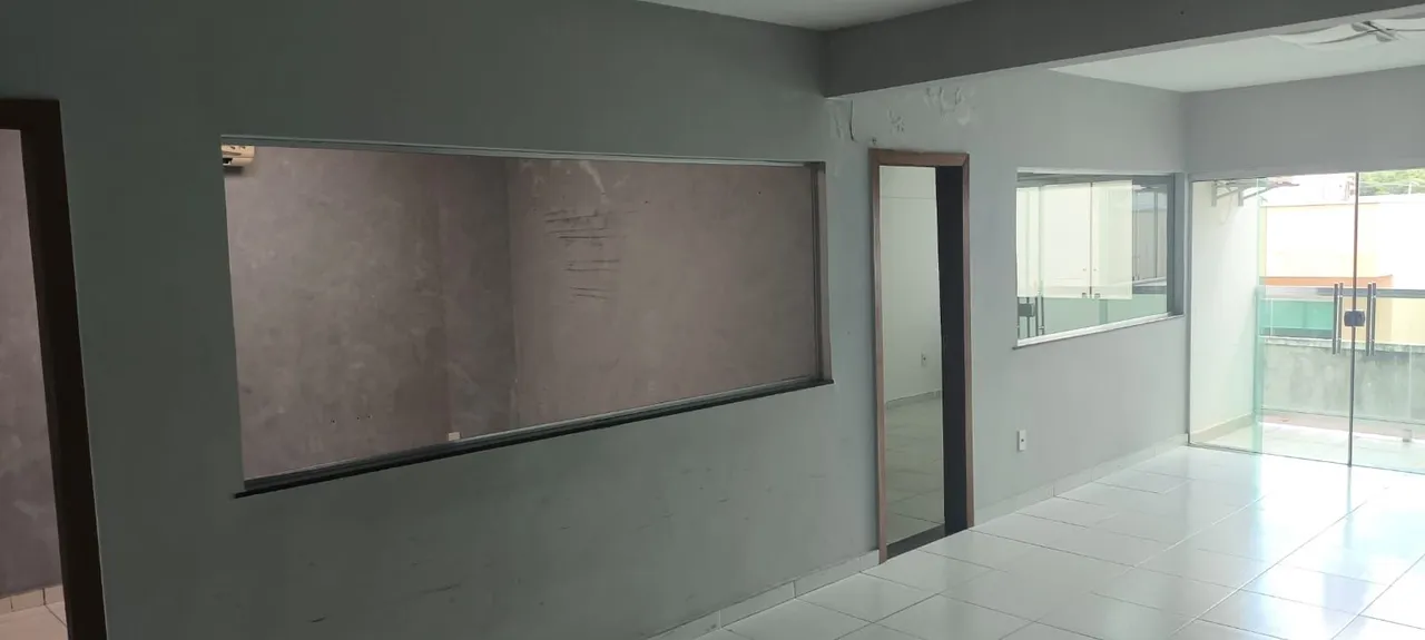Sala comercial de 100m para fins comerciais no Parque dez, incluso água, energia e IPTU