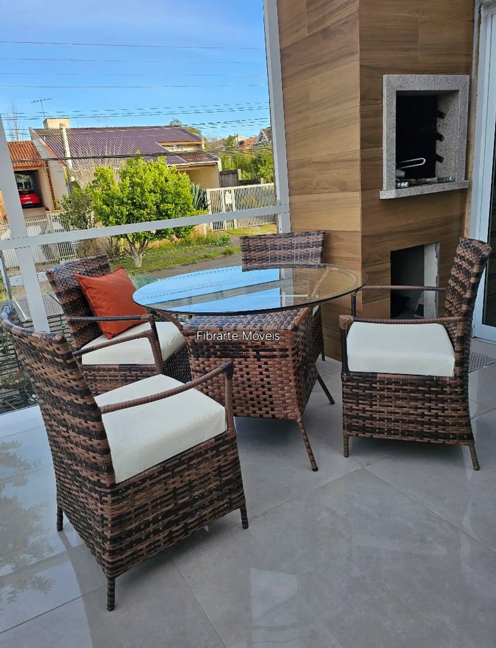 Conjunto de mesa e cadeiras para área externa/Fibra Sintética 