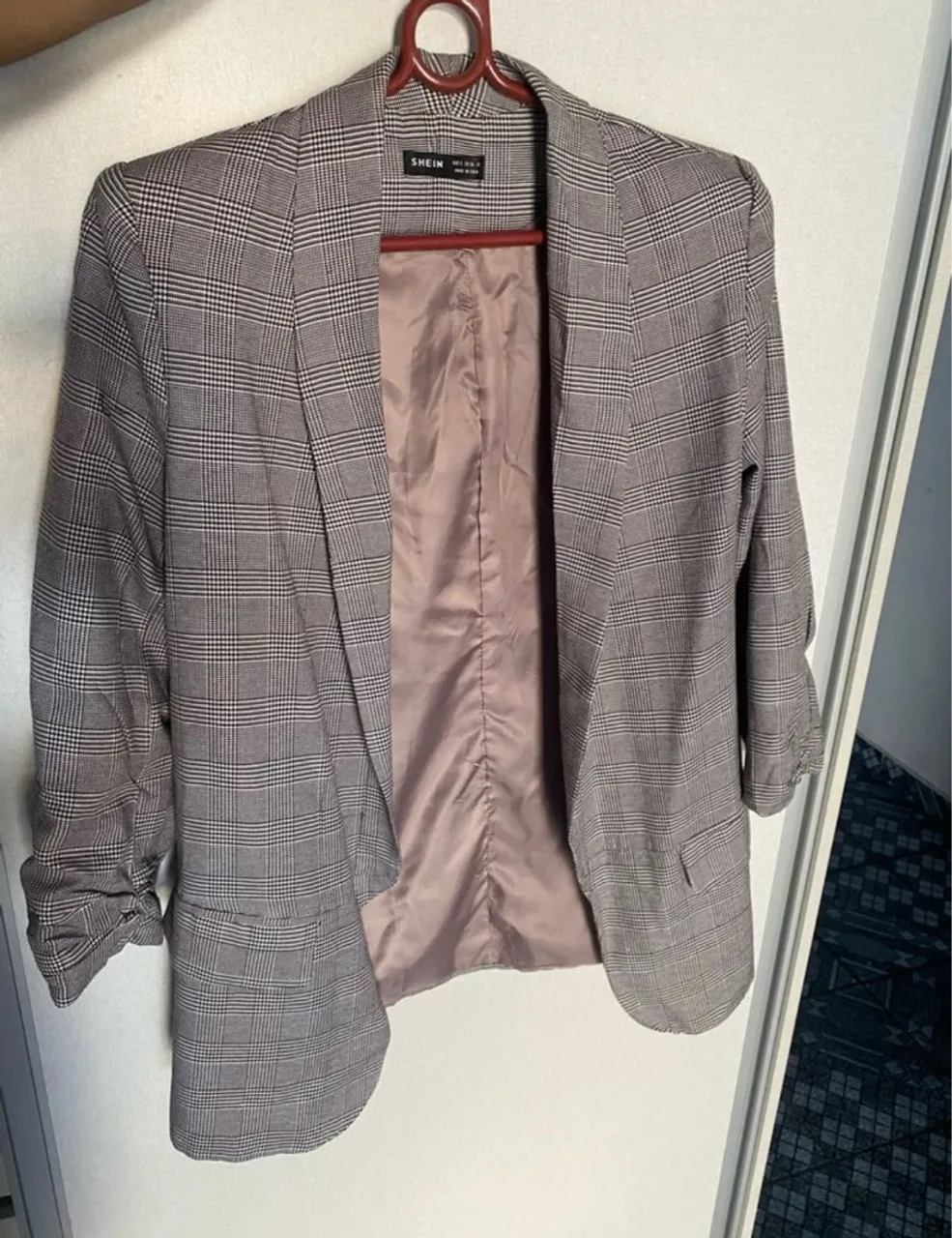 Blazer xadrez SHEIN elegante e moderno