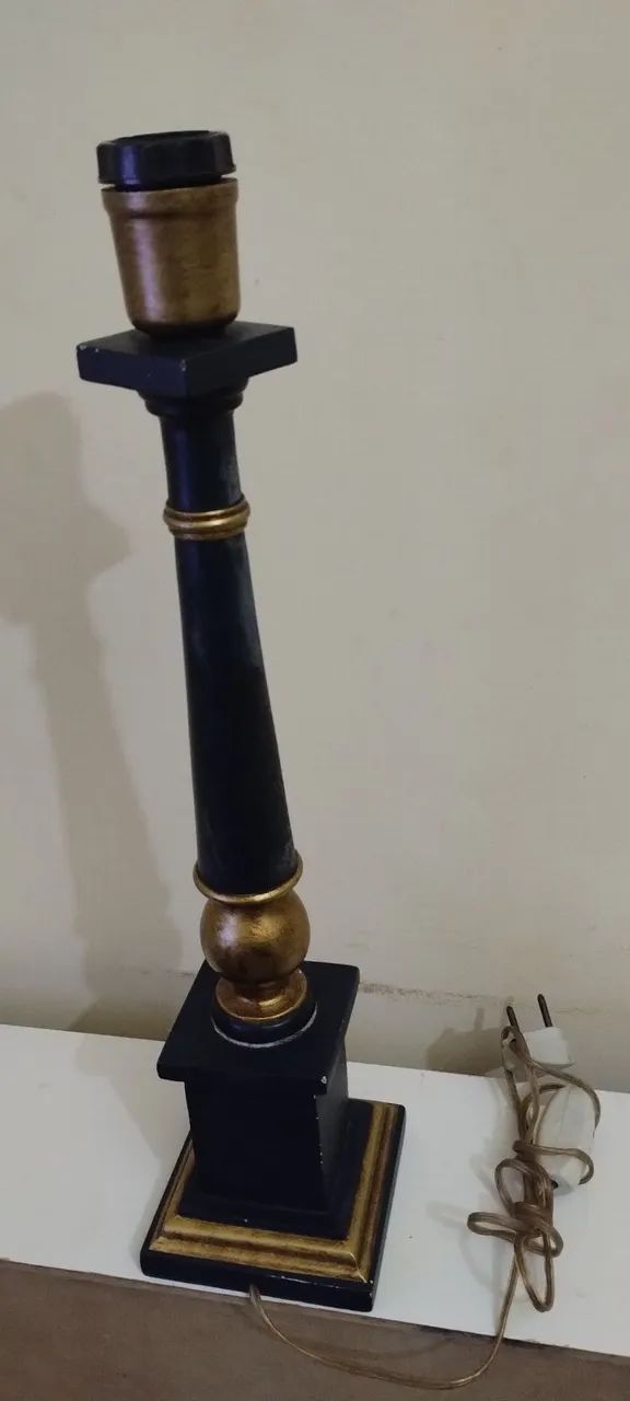 Abajur de Mesa Decorativo Preto e Dourado.