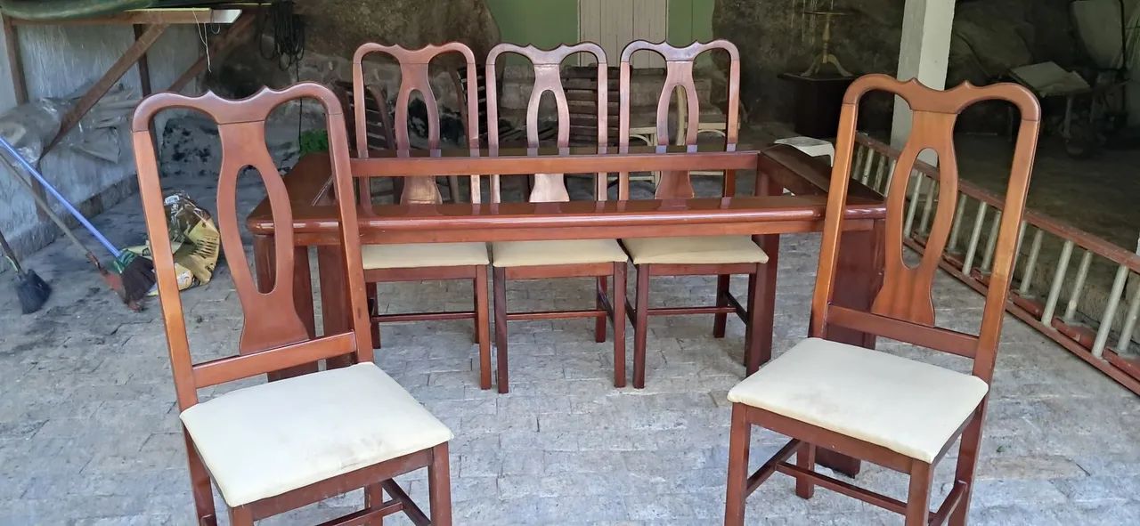 Conjunto mesa e 6 cadeiras em madeira envernizado - Foto 5