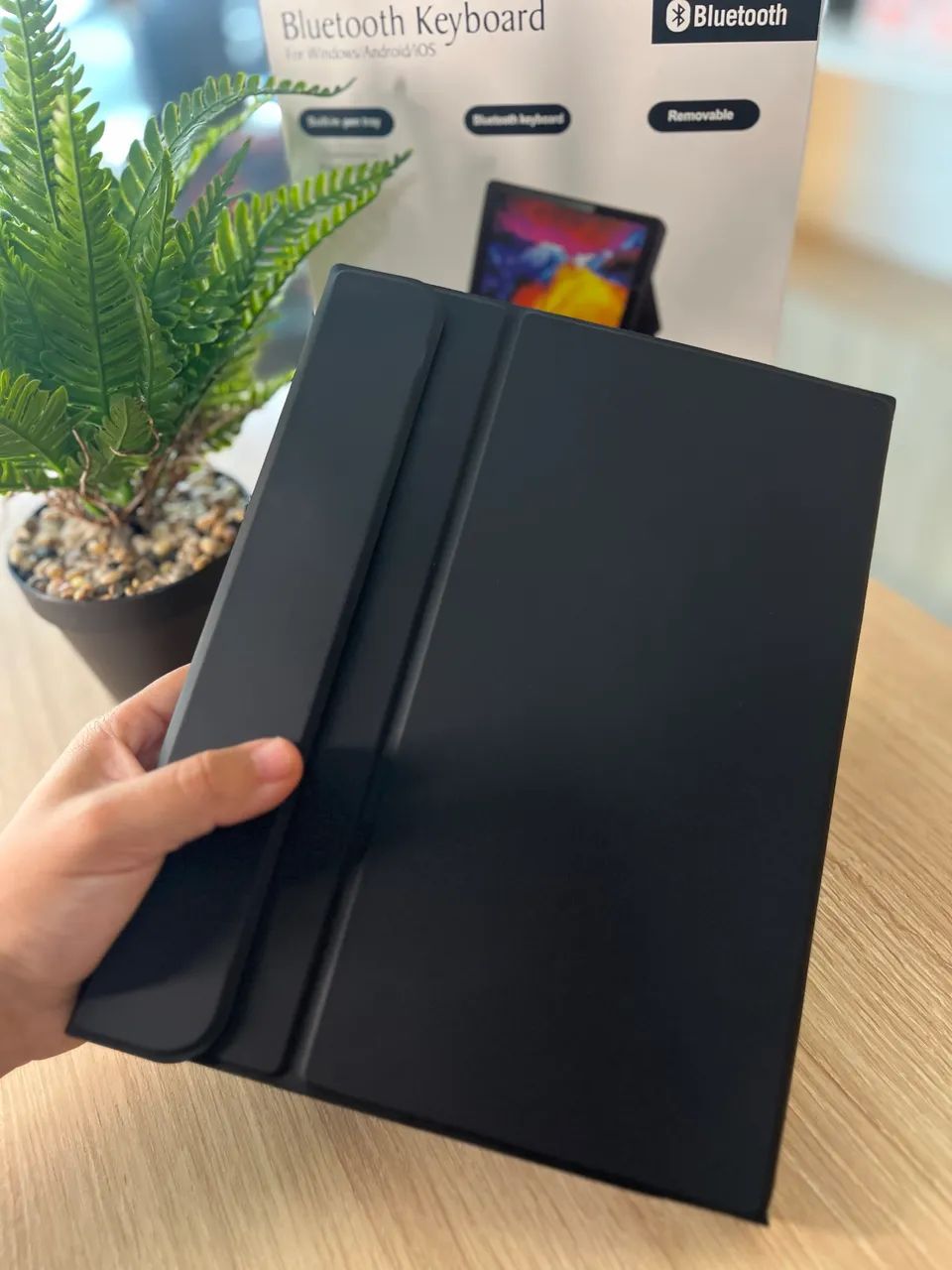 CAPA MAGNÉTICA IPAD AIR COM TECLADO / TOUCHPAD / ESPAÇO PARA PENCIL - Foto 3