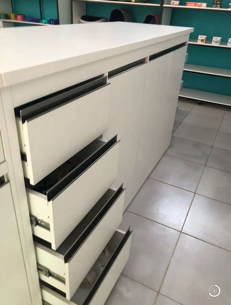 Balcão Branco com Prateleiras e Armário - Foto 3