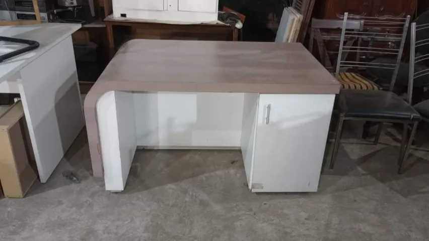 Mesa para escritório com armário, em bom estado.