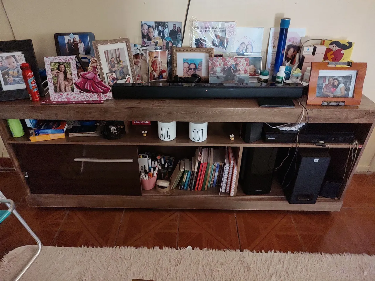 Móvel para TV com Som e Espaço para Decoração