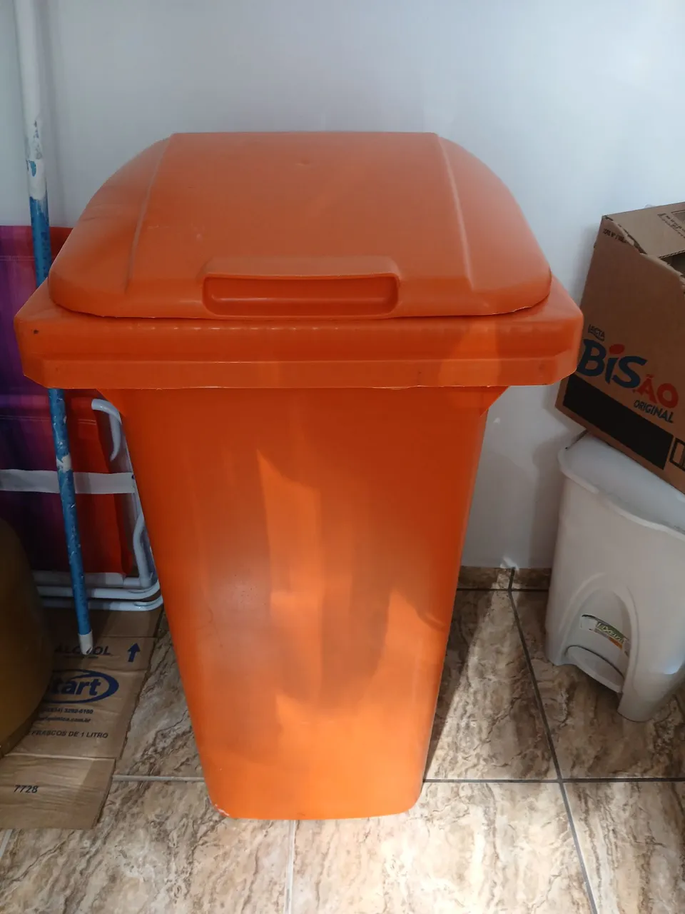 Carrinho coletor de lixo