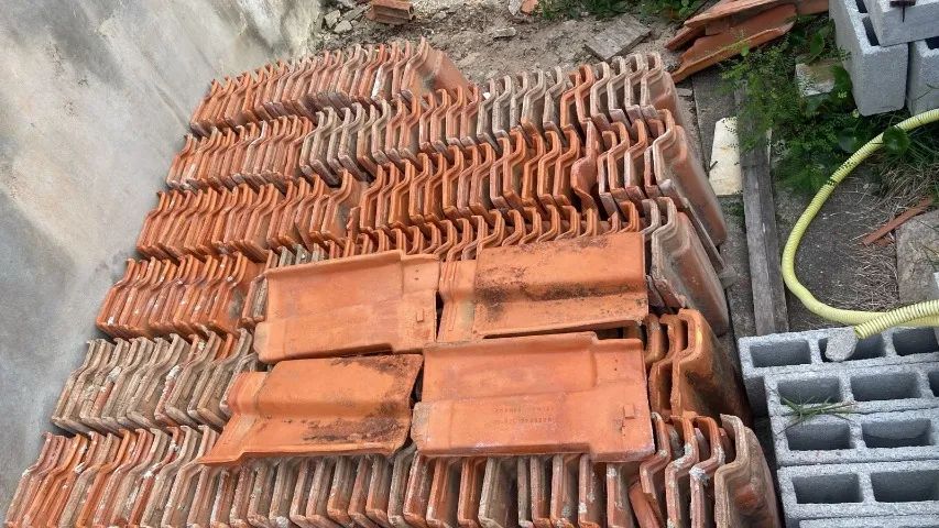 Lot of 3,000 red ceramic Roman tiles, all in perfect condition.