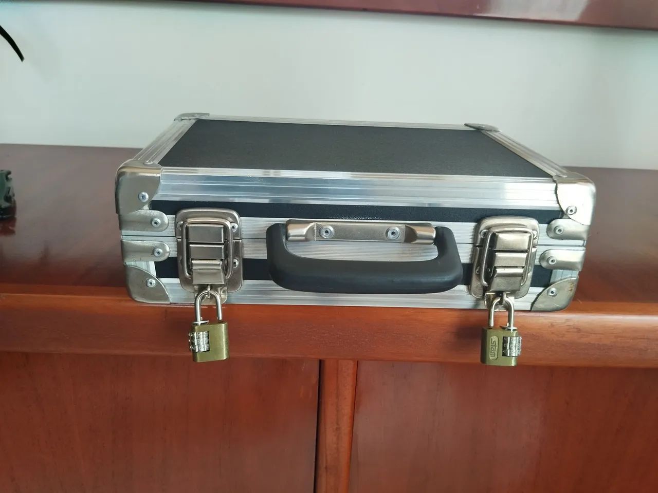 Maleta de transporte preta com fecho de metal e cadeado com senha. - Foto 4