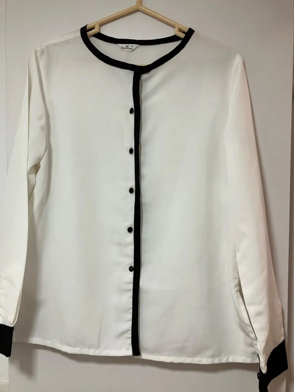 Camisa branca e botões forrados. - Foto 2