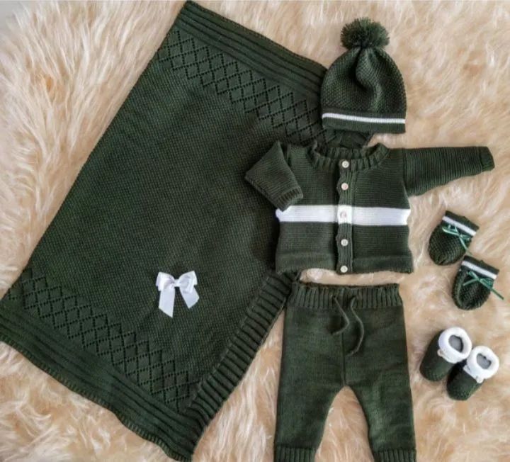 Saída maternidade e sapatenis.