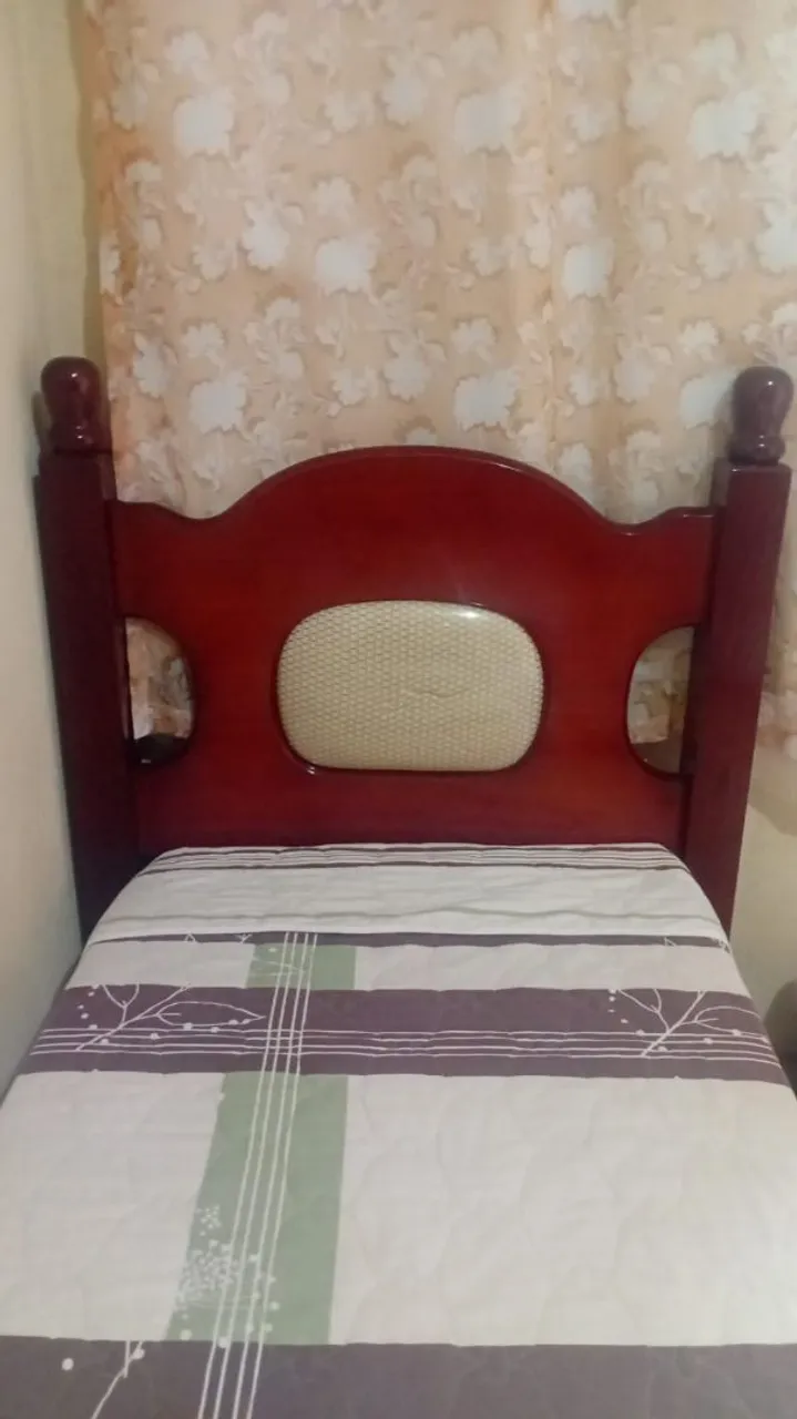 Cama de solteiro com cabeceira de madeira