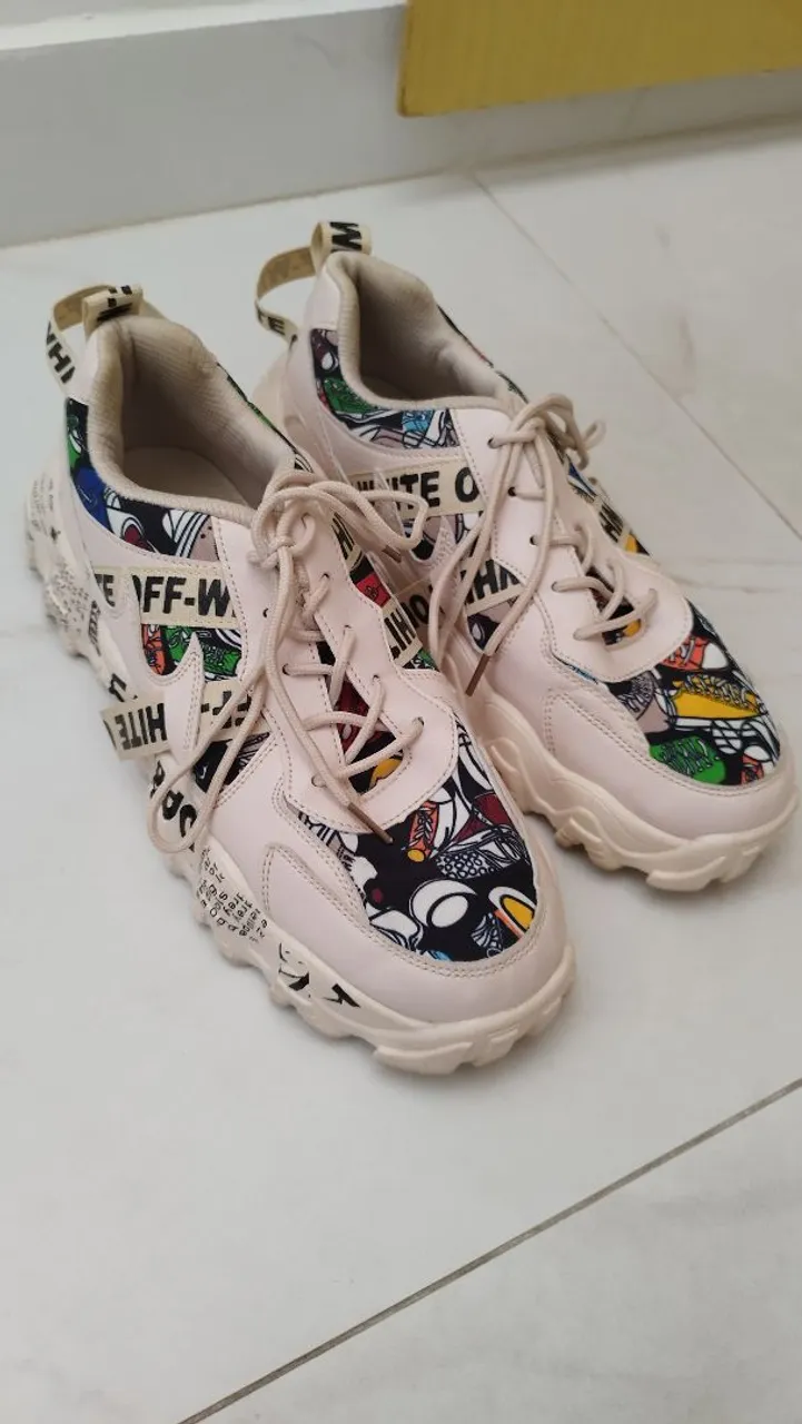 Tênis Off-White com detalhes coloridos
