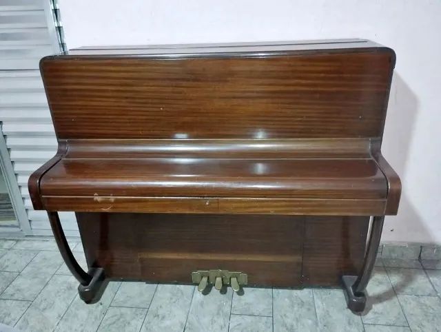 Bentley Acoustic Upright Piano – Used in Good Condition – Walnut Root64728253042049123