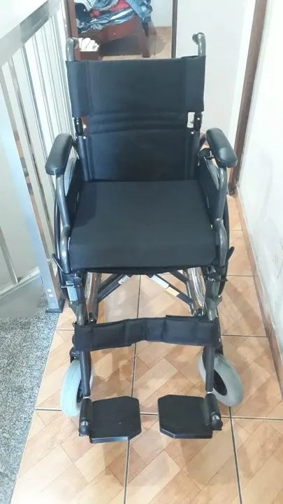 vendo cadeira de rodas nova na caixa - Foto 2