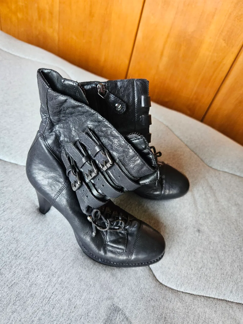 Bota com zíper, cordão e fivelas Arezzo